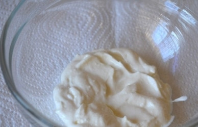 1. Этап. Творожно-банановый десерт: Десерт можно приготовить каждому порционно (в маленькой креманке или широком бокале). На дно креманки выкладываем часть творожной массы.