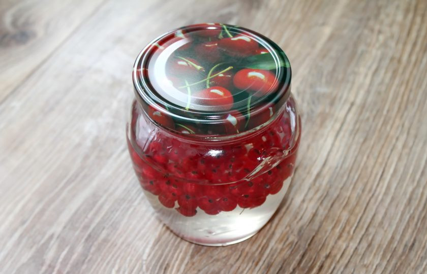 1. Этап. Наливка из красной смородины: Плотно закройте банку крышкой и перемешайте.