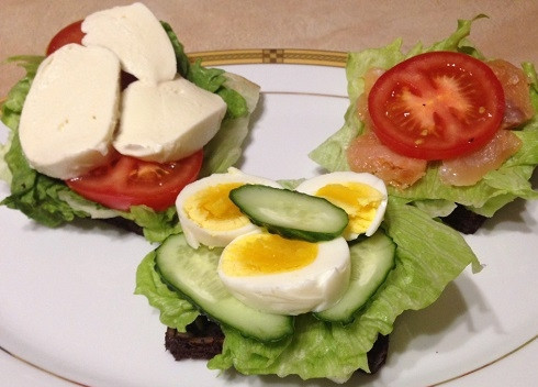 1. Этап. ПП-бутерброды на перекус: Выкладываем бутерброды на блюдо, и пусть каждый выбирает тот, который ему по вкусу.