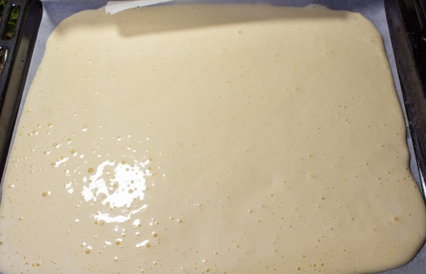 1. Этап. Рулет Рафаэлло: Противень выстелите пергаментом с силиконовым покрытием, вылейте тесто и выпекайте в разогретой духовке до 180 градусов 15 минут.