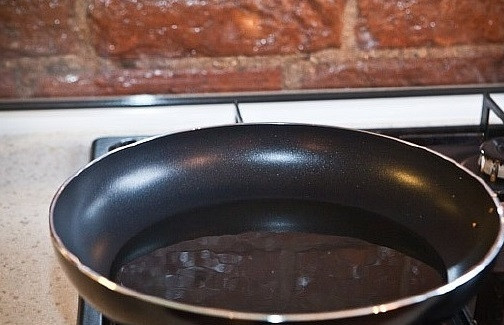 1. Этап. Рыбные котлеты из трески: Разогрейте масло в сковороде.