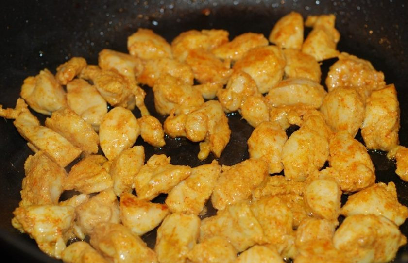 1. Этап. Легкая куриная подливка: 2. На сковороде разогрейте сливочное масло и обжарьте мясо до полной готовности. Затем выложите на тарелку.