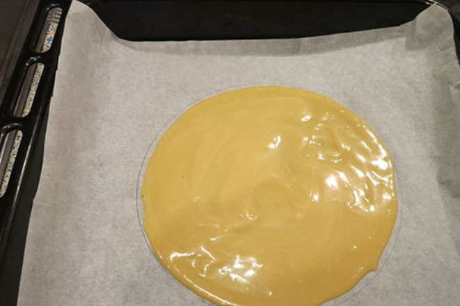 1. Этап. Простой медовый торт: На пергаменте карандашом обведите ваше блюдо и аккуратно ложкой распределите тонкий слой теста. Выпекайте коржи в течение 3 минут при температуре 160 градусов.