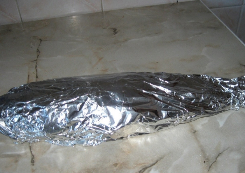 1. Этап. Рыба по-царски: Нафаршировать грибами. Разрез скрепить зубочистками или зажимами. Плотно завернуть в фольгу и отправить в разогретую до 160С духовку на час.