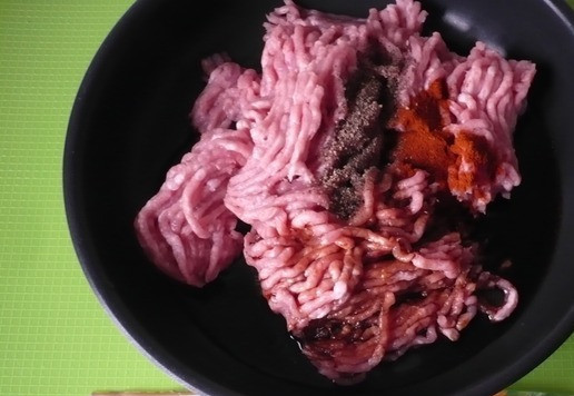 1. Этап. Горячие сэндвичи с фаршем индейки: Для приготовления начинки для бутербродов я использовала фарш из индейки классический ТМ 