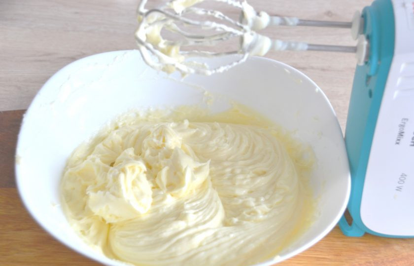 1. Этап. Крем Пломбир для эклеров: Взбейте крем 