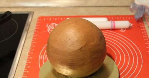 1. Этап. Торт Капуста с младенцем: 2. Смазываем шоколадной глазурью и снова отправляем в холодильник еще на 4 часа. Тем временем приступим к декорированию.