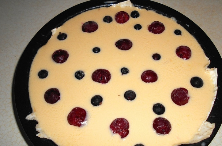 1. Этап. Слоеный пирог с ягодами: Теперь выливаем остатки заливки. Украшаем пирог промытыми ягодами. Отправляем пирог в духовку на 30 минут при температуре в 180 градусов.