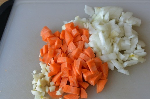 1. Этап. Кассуле с индейкой: Морковь, лук и чеснок чистим. Морковь режем кубиками или брусочками, лук кубиками, чеснок мелкими кубиками.
