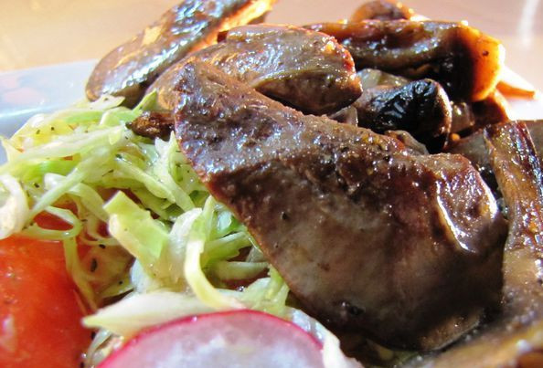 1. Этап. Куриная печень с шампиньонами: 4. При желании можно добавить морковь или сметанный соус. На этот раз я решила приготовить это блюдо классическим способом. Подается куриная печень с шампиньонами с гарниром (берите любой на ваш вкус) или со свежими овощами. Сейчас как раз сезон свежих овощей, поэтому я решила подать курочку с грибами на листьях салата с овощами.