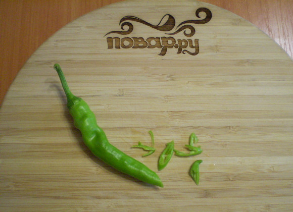 1. Этап. Кефир с перцем: Часть перца мелко порежьте мелко для напитка.