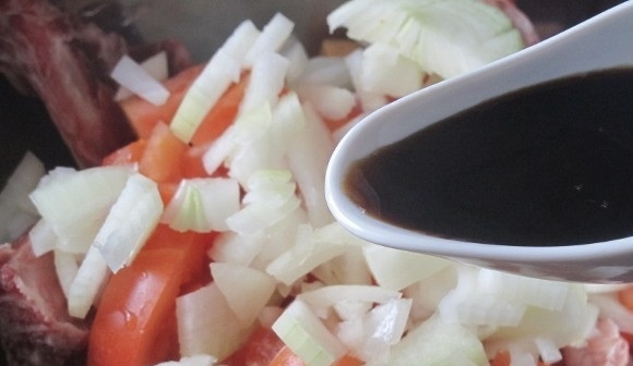 1. Этап. Ребрышки с овощами в мультиварке: 4. Влить в мисочку с ребрами оливковое масло и соевый соус по вкусу (учитывая, что он используется, блюдо можно дополнительно не солить). Добавить томатный соус или немного пасты. Можно также всыпать щепотку сахара. Как следует все перемешать. По возможности лучше отправить мисочку, закрыв крышкой или пленкой, в холодильник на пару часов.