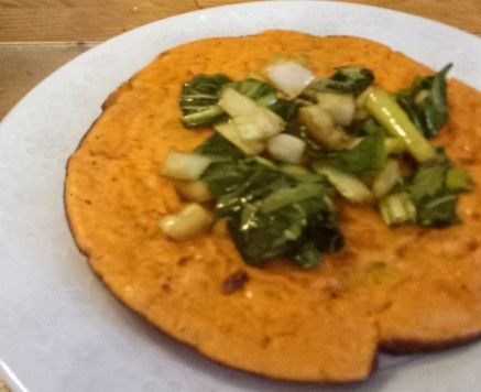 1. Этап. Окономияки с кимчи и чеддером: Смажьте лепешку майонезом (;по желанию (. Положить салат на лепешку. Можно подавать. Приятного аппетита.