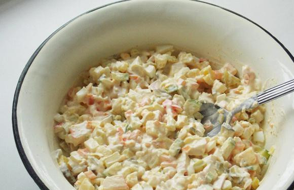 1. Этап. Салат Татьяна: 8. Сметану соединить с майонезом. При желании можно добавить измельченный чеснок. Заправить салат и тщательно перемешать. Посолить и поперчить по вкусу. Салат 