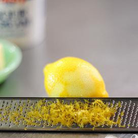 1. Этап. Запеченные макароны с лимоном: Снять цедру с лимона.