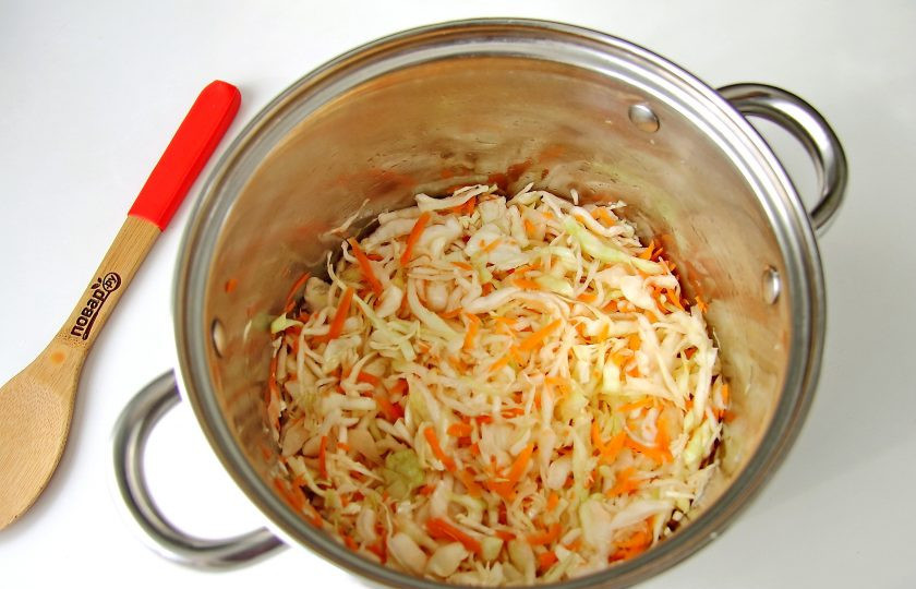 1. Этап. Квашеная капуста с помидорами: Все перемешайте и слегка помните руками, чтобы капуста пустила сок.