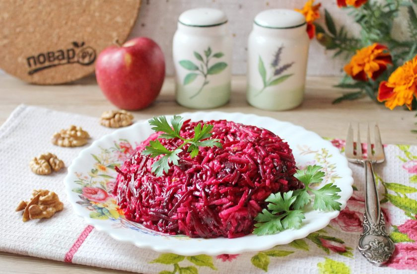 1. Этап. Салат из свеклы с яблоком и орехами: Салат из свеклы с яблоком и орехами готов. Можно подавать к столу. Вкусная, сочная, пикантная закуска.