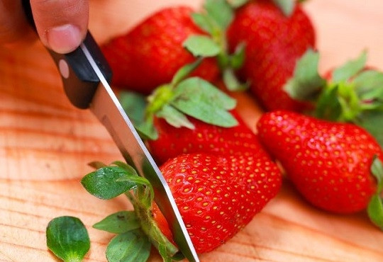 1. Этап. Клубничный фреш: 2. Удалите плохие клубнички, если есть, и срежьте зеленые хвостики.