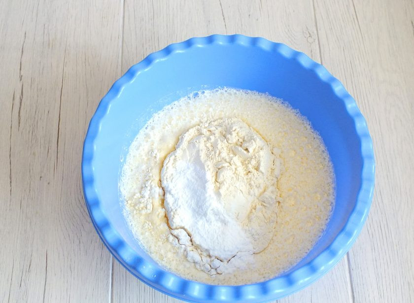 1. Этап. Кекс в пароварке: Добавьте муку и разрыхлитель.