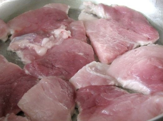 1. Этап. Свинина в лаваше: 1. Первым делом занимаюсь мясом: сковороду ставлю на огонь, наливаю подсолнечное масло и разогреваю. Мясо мою и нарезаю пластинами, натираю специями, выкладываю на сковороду и обжариваю с двух сторон до готовности.