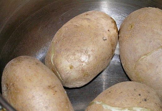 1. Этап. Аргентинский пирог с фаршем: Картофель отварите в мундире, очистите от кожуры, приготовьте однородное кремообразное пюре с добавлением молока и масла, приправьте по вкусу солью, перцем и мускатным орехом.