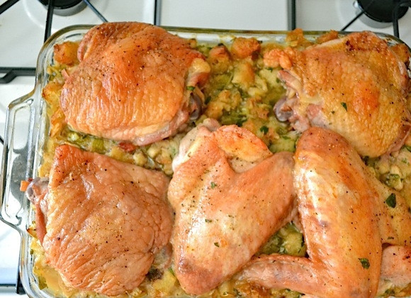 1. Этап. Запеченная индейка кусочками: 12. Поставьте форму в заранее разогретую до 175 градусов духовку и выпекайте в течение 1,5 часа, до получения золотистой корочки.