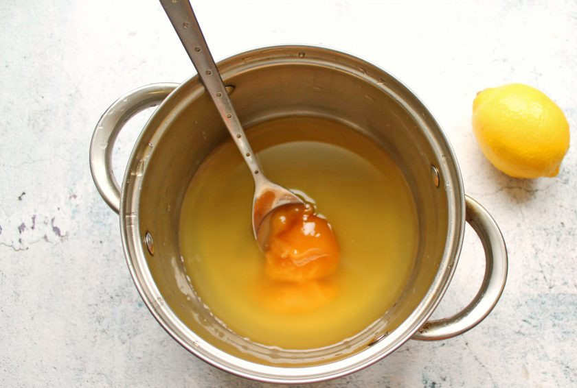 1. Этап. Лимонное желе с медом: Из лимона выжмите сок и влейте в лимонный отвар, перемешайте.