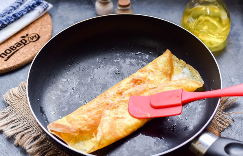 1. Этап. Рецепт завтрака из яиц: Сверните яичный блинчик рулетом, чтобы сыр был внутри. Слегка поджарьте, чтобы сыр начал таять.