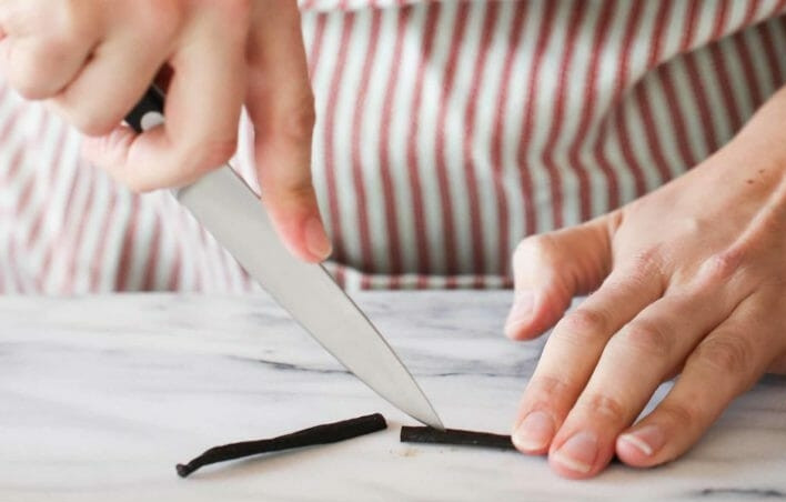 1. Этап. Классический десерт Крем-брюле: 2. Стручок ванили разрежьте пополам и удалите семена тупой стороной ножа.