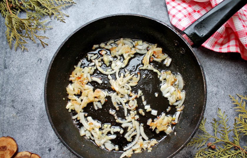 1. Этап. Ачаров плав с бараниной: Репчатый лук почистите и порежьте. В сковороду налейте растительное масло, разогрейте на среднем огне и добавьте репчатый лук. Обжаривайте его в течение 7-8 минут, перемешивая.