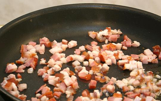 1. Этап. Франкфуртский овощной суп: Копченый бекон мелко нарезаем и обжариваем в растительном масле до золотистости - буквально пару минут. Лучше всего обжаривать не в сковороде, а прямо в той кастрюле, в которой будет вариться суп.