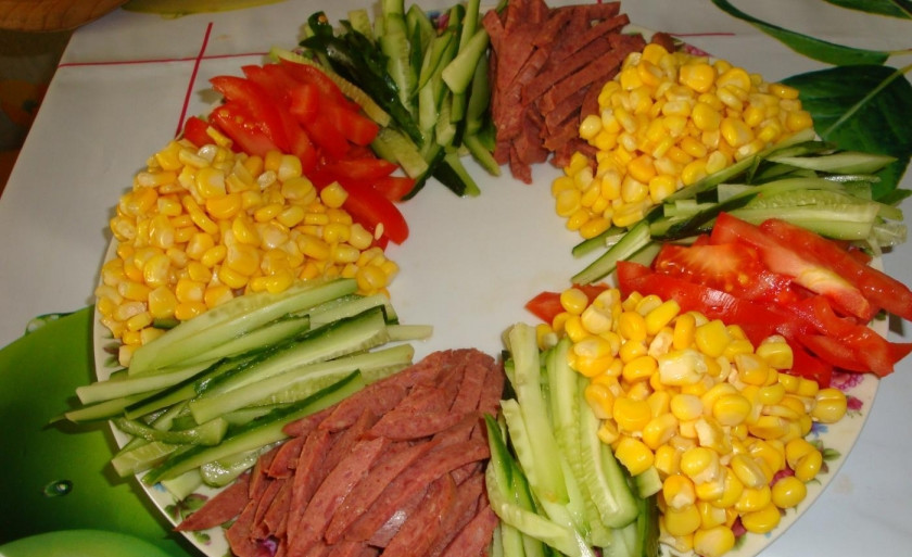 1. Этап. Салат Радуга: На свободное место раскладываем кукурузу.