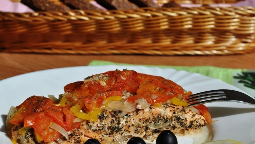 1. Этап. Семга, запеченная в фольге: Заверните кусочки рыбы в фольгу и запекайте сёмгу в разогретом духовом шкафу при 180 градусах в течение 25 минут. Приятного аппетита!