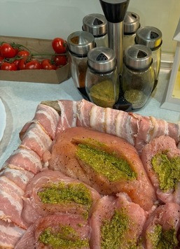 1. Этап. Праздничные кармашки по-питерски: Вовнутрь каждого кармашка добавить соус песто