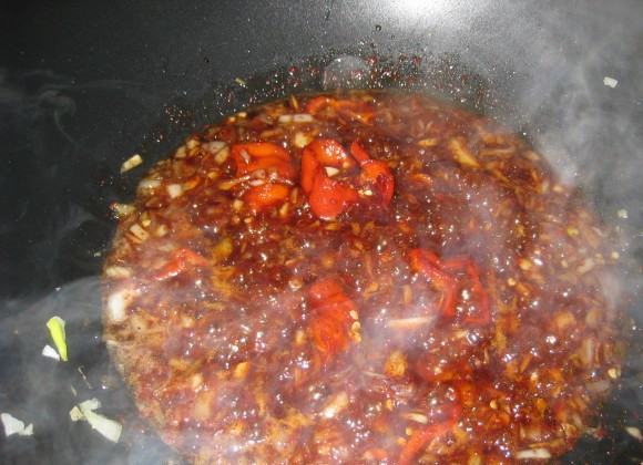 1. Этап. Острые свиные ребрышки: Наливаем в сковородку вино, соевый соус и добавляем сахар. Перемешиваем и готовим минутки 3-4.