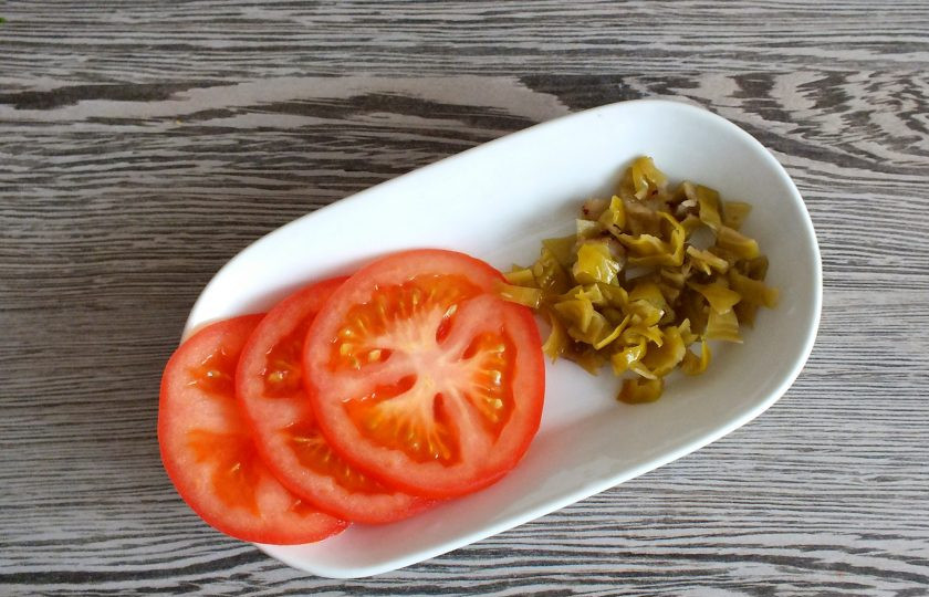 1. Этап. Мексиканские бургеры: Оставшиеся острые перцы нарежьте мелким кубиком. Помидоры нарежьте шайбочками.