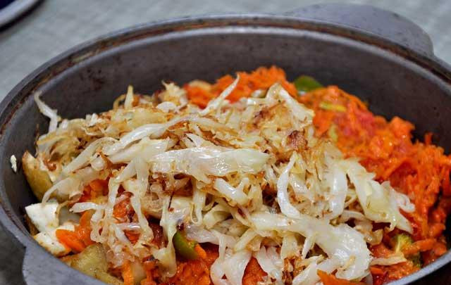 1. Этап. Сабджи с адыгейским сыром: Когда все ингредиенты будут готовы, смешиваем их в сотейнике, добавляем приправы и хорошенько перемешиваем.