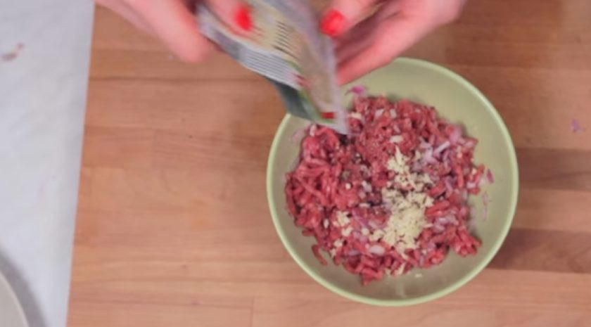 1. Этап. Пельмешки фри: 2. Приготовьте фарш: добавьте к нему мелко нарезанный лук, перец, соль, мелко нарезанный чеснок по вкусу.