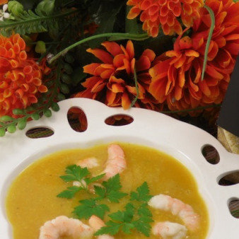 Суп-пюре с полентой, тыквой и креветками
