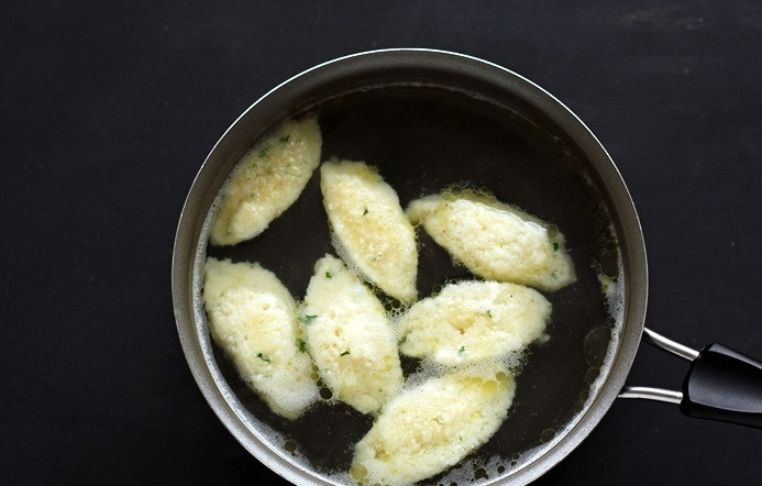 1. Этап. Австрийский суп: Тем временем доведите бульон до кипения. Варите в кипятке клёцки 5 минут, затем огонь уменьшите и готовьте суп ещё 13 минут.