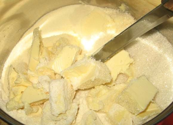 1. Этап. Песочный пирог в мультиварке: При помощи ножа нарезаем масло на куски.