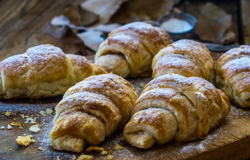 1. Этап. Круассаны с начинкой: Перед подачей можете посыпать сахарной пудрой.