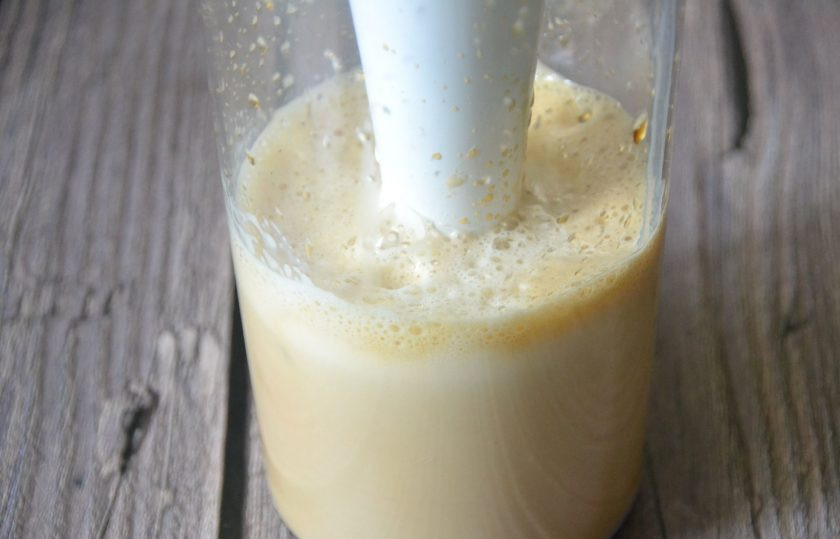 1. Этап. Айс латте: Влейте молоко и ликер и еще раз взбейте.