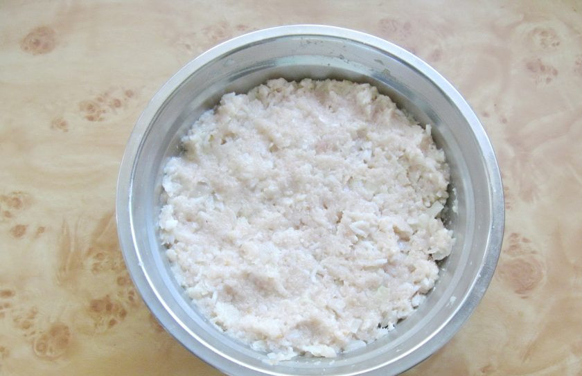 1. Этап. Фаршированный перец с курицей и капустой: Фарш посолите по вкусу и тщательно перемешайте. Начинка готова.