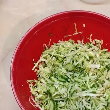 1. Этап. Салат из молодой капусты с уксусом: Все тщательно перемешать и убрать в холодильник на 30 мин.