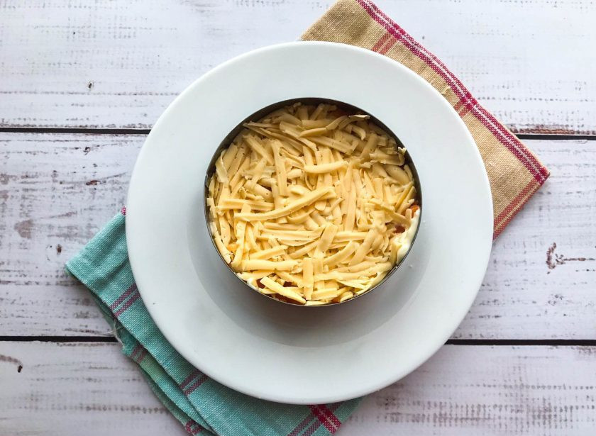 1. Этап. Салат со свеклой и шпротами: Сыр натрите на средней терке и выложите сверху моркови.