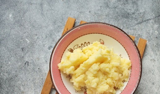 1. Этап. Рулетики-пирожки из теста фило: С картофеля слейте отвар, помните, положите 30 грамм сливочного масла и перемешайте до однородности. Остудите пюре до теплого состояния. Остальное масло растопите.