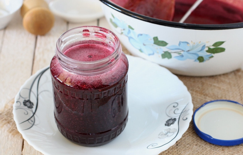 1. Этап. Джем из малины: Разливаем горячий джем по чистым баночкам. Банки переворачиваем и укутываем в одеяло на 10 часов. Затем храним в погребе или кладовой.