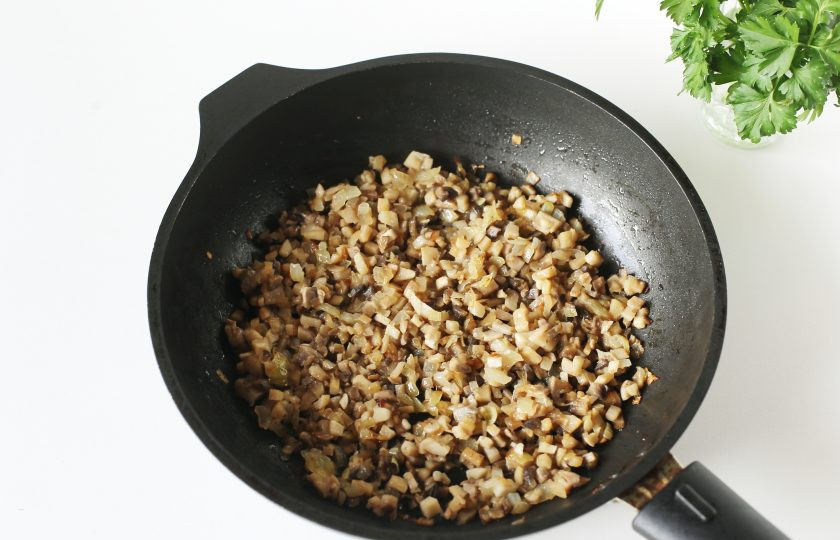 1. Этап. Мясные сочни с грибами: Лук и грибы нарежьте мелкими кубиками и обжарьте с добавлением соли на сковороде до готовности.