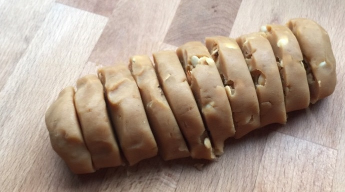 1. Этап. Лунные кексики: 4. Остывшие семечки смешайте с пастой. Скатайте это в рулет и разделите на равные части.